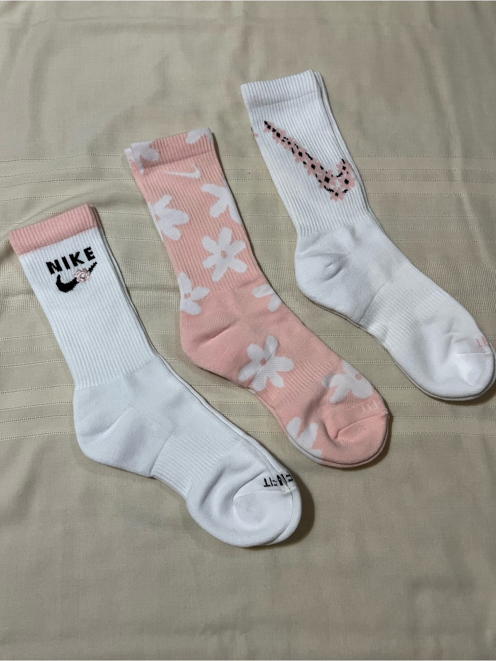 Nike Everyday Plus Dri-FIT Pink & White Floral Crew Sock Trio - Picture 6 of 15